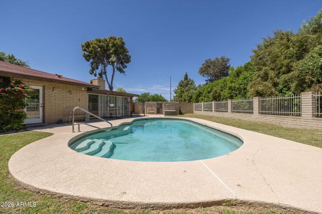 1725 N LINDSAY Road, Mesa, AZ 85213