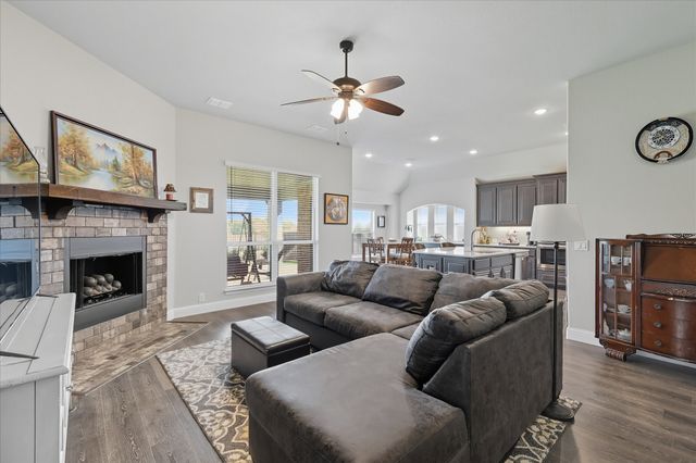 703 Oakcrest Drive, Justin, TX 76247