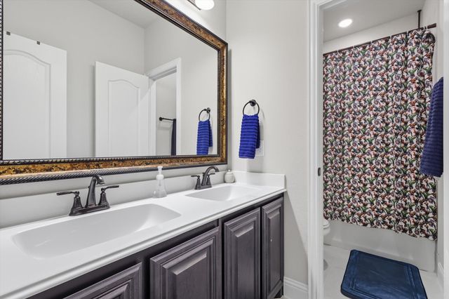 703 Oakcrest Drive, Justin, TX 76247