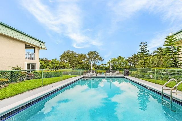 600 Valley Stream DR F8, Naples, FL 34113