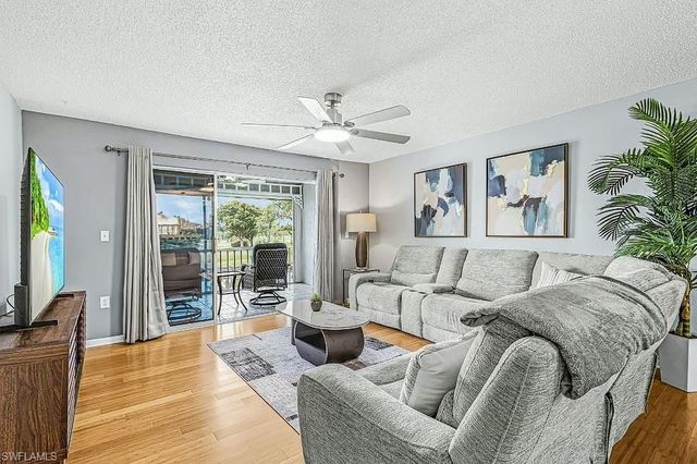 600 Valley Stream DR F8, Naples, FL 34113