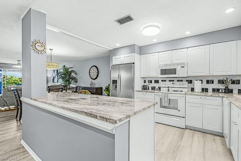 600 Valley Stream DR F8, Naples, FL 34113