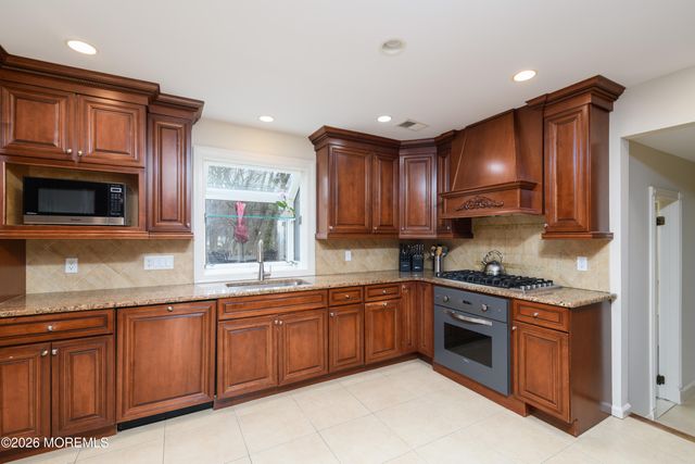 4 Packard Drive, Middletown, NJ 07748