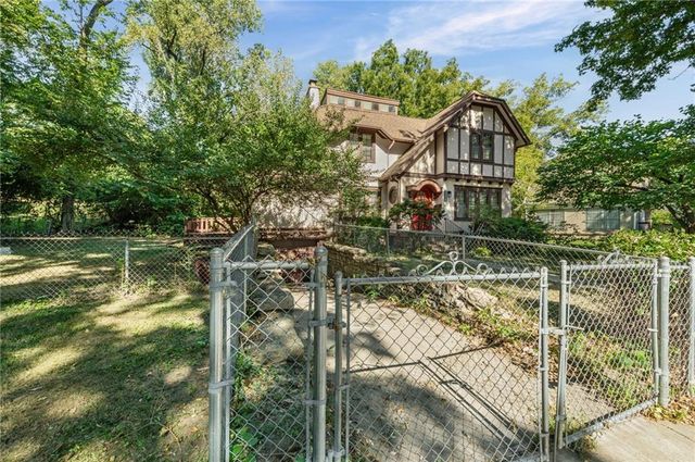 4928 Troostwood Road, Kansas City, MO 64110