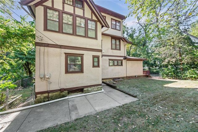 4928 Troostwood Road, Kansas City, MO 64110