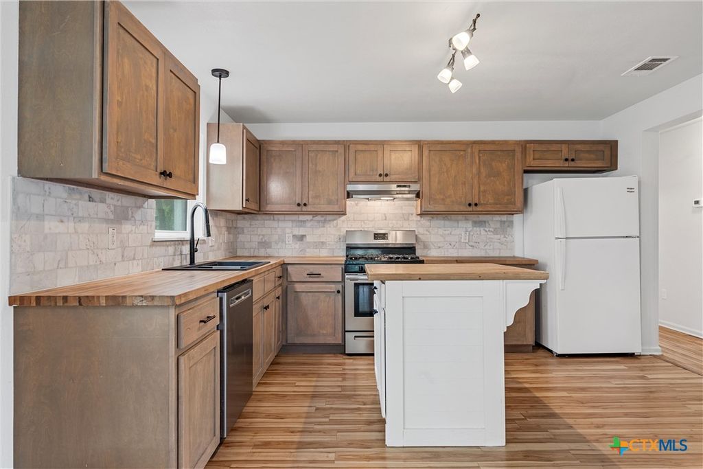 Image 14 of property listing at 407 E 7th Street, Cameron, TX 76520