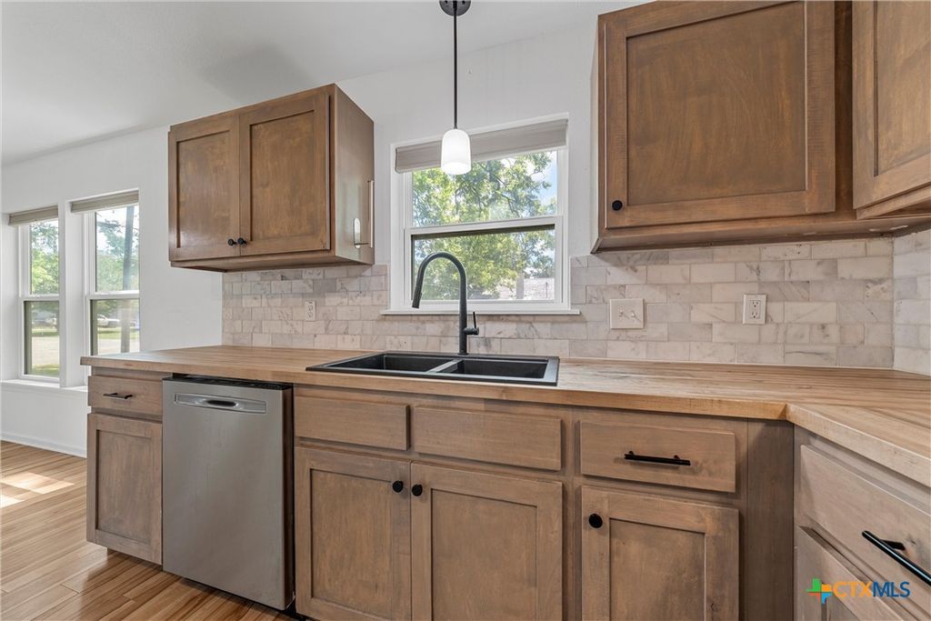 Image 16 of property listing at 407 E 7th Street, Cameron, TX 76520