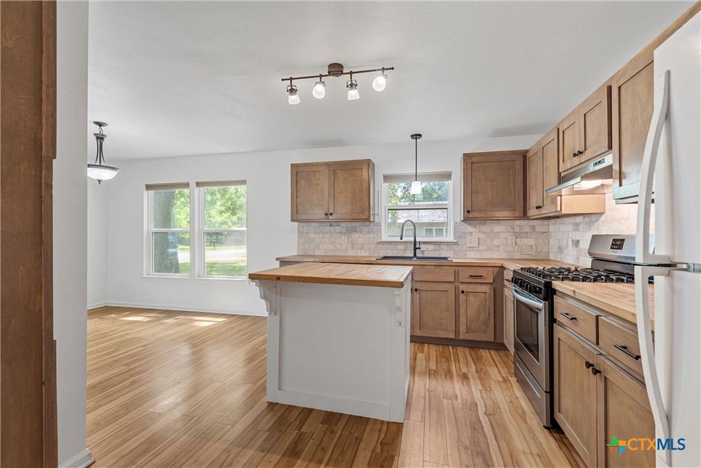 Image 17 of property listing at 407 E 7th Street, Cameron, TX 76520