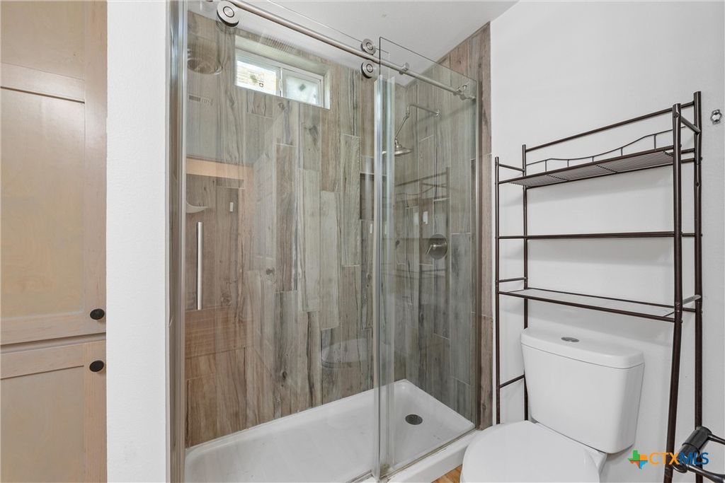 Image 24 of property listing at 407 E 7th Street, Cameron, TX 76520