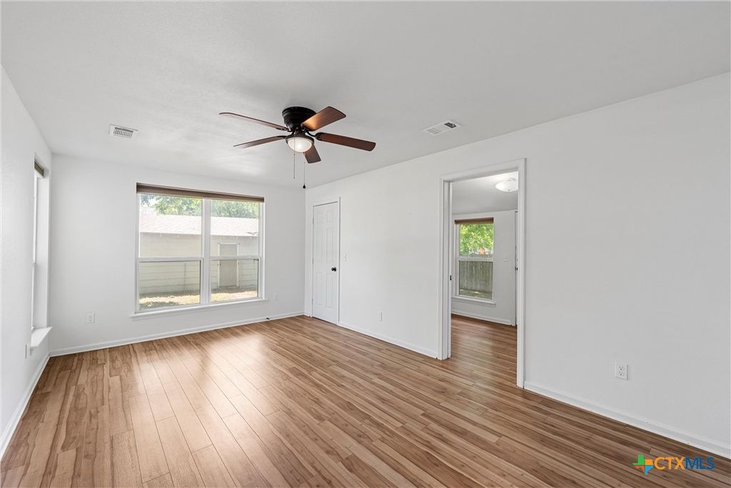 Image 27 of property listing at 407 E 7th Street, Cameron, TX 76520