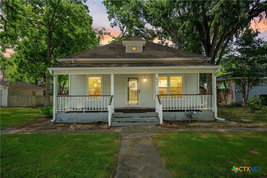 Image 3 of property listing at 407 E 7th Street, Cameron, TX 76520