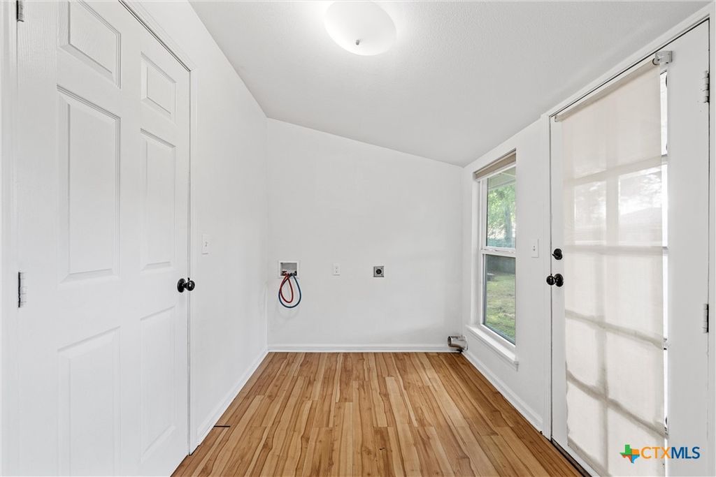 Image 30 of property listing at 407 E 7th Street, Cameron, TX 76520