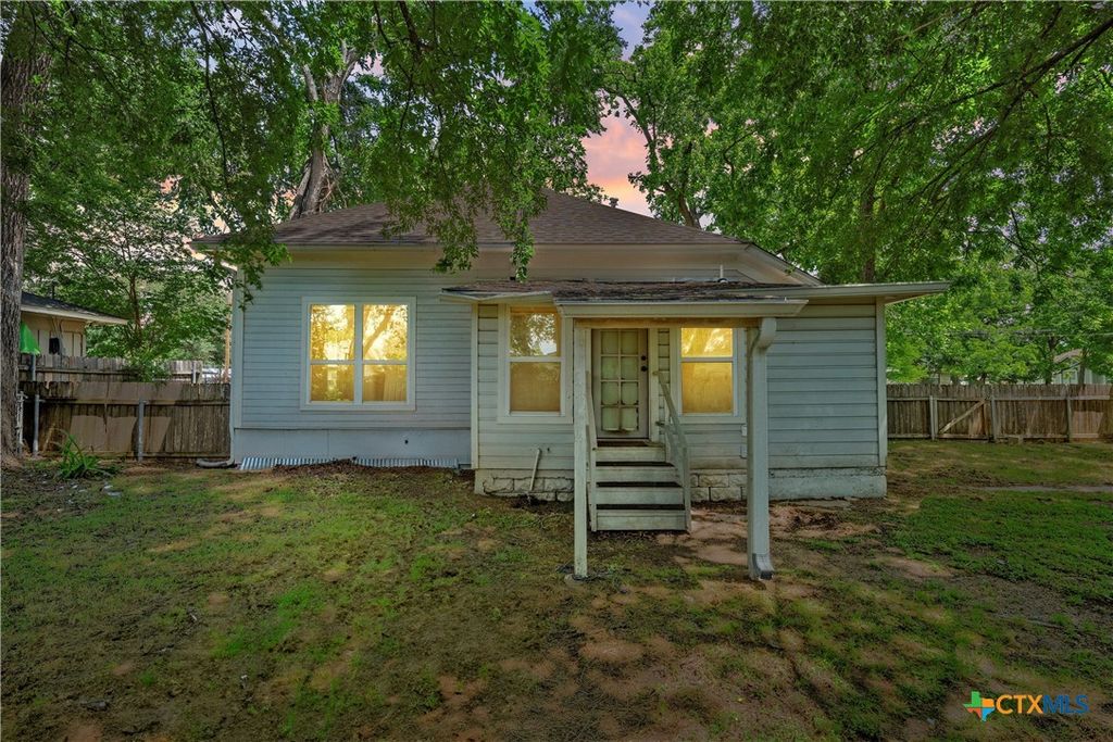 Image 31 of property listing at 407 E 7th Street, Cameron, TX 76520