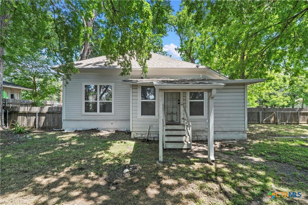 Image 32 of property listing at 407 E 7th Street, Cameron, TX 76520