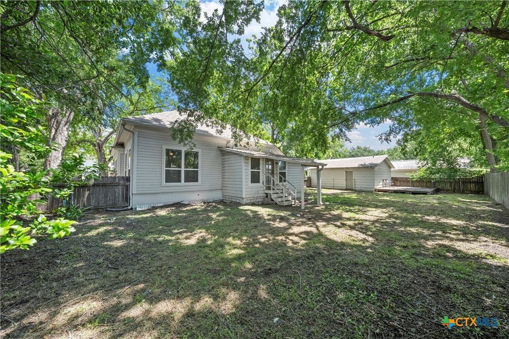 Image 33 of property listing at 407 E 7th Street, Cameron, TX 76520