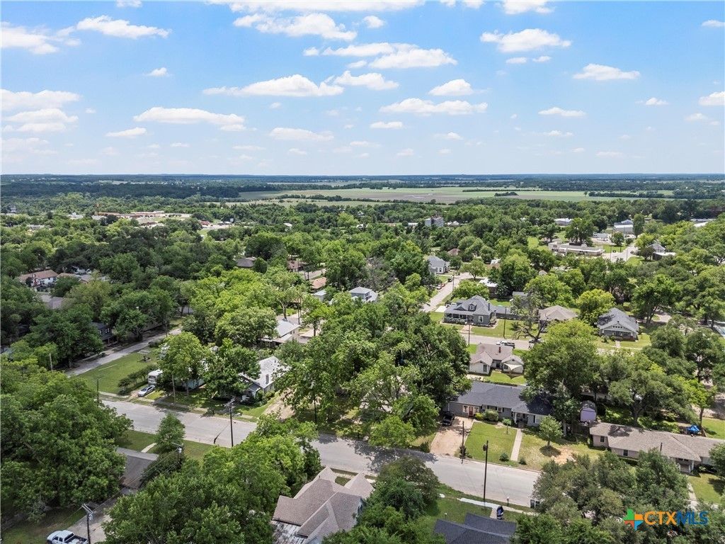 Image 37 of property listing at 407 E 7th Street, Cameron, TX 76520