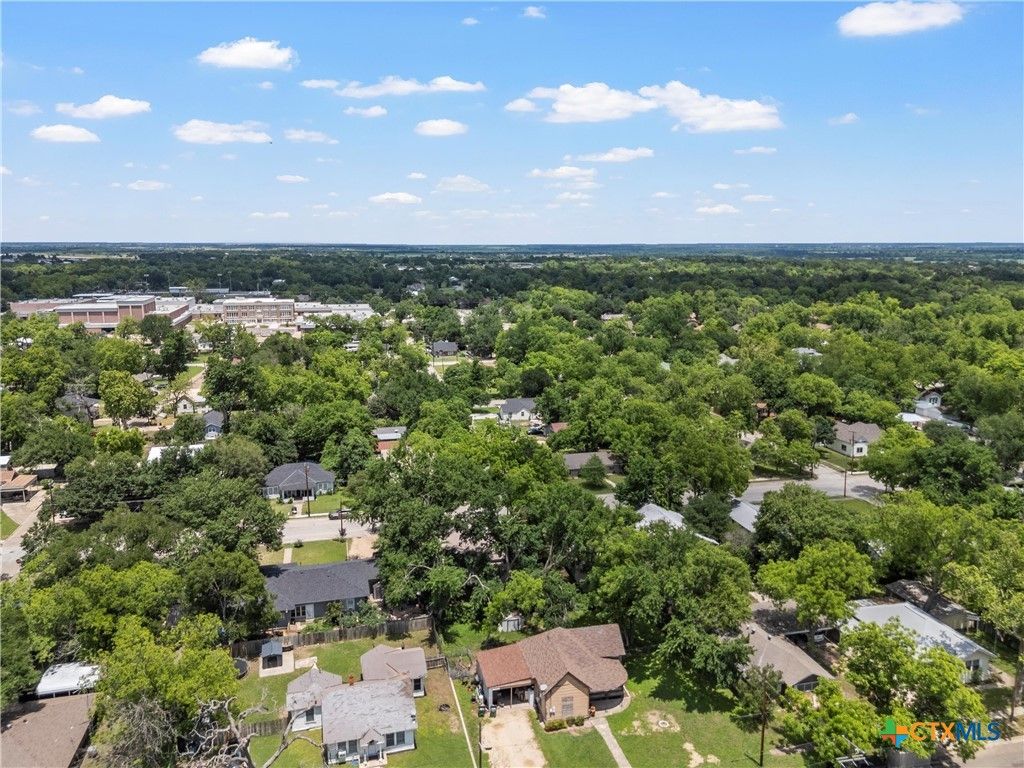 Image 38 of property listing at 407 E 7th Street, Cameron, TX 76520