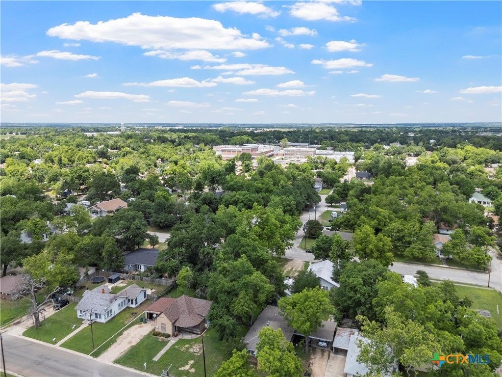 Image 39 of property listing at 407 E 7th Street, Cameron, TX 76520