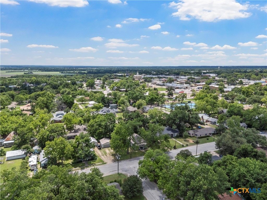 Image 40 of property listing at 407 E 7th Street, Cameron, TX 76520