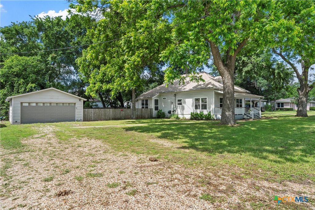 Image 5 of property listing at 407 E 7th Street, Cameron, TX 76520