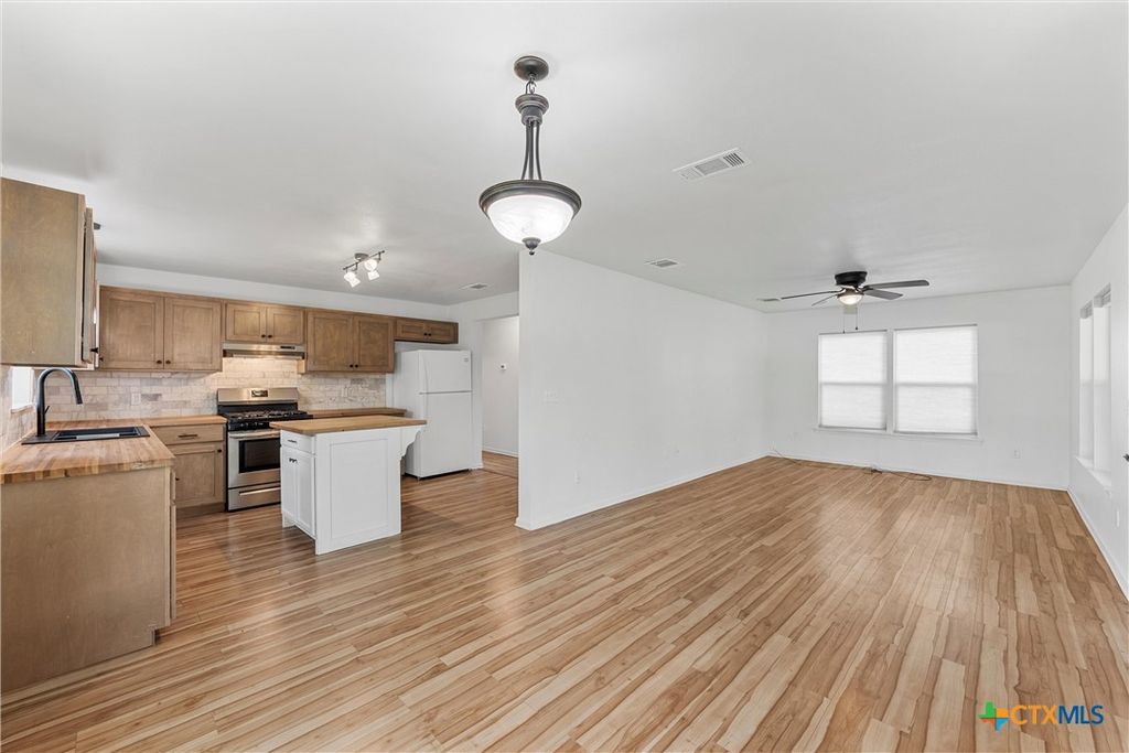 Image 8 of property listing at 407 E 7th Street, Cameron, TX 76520