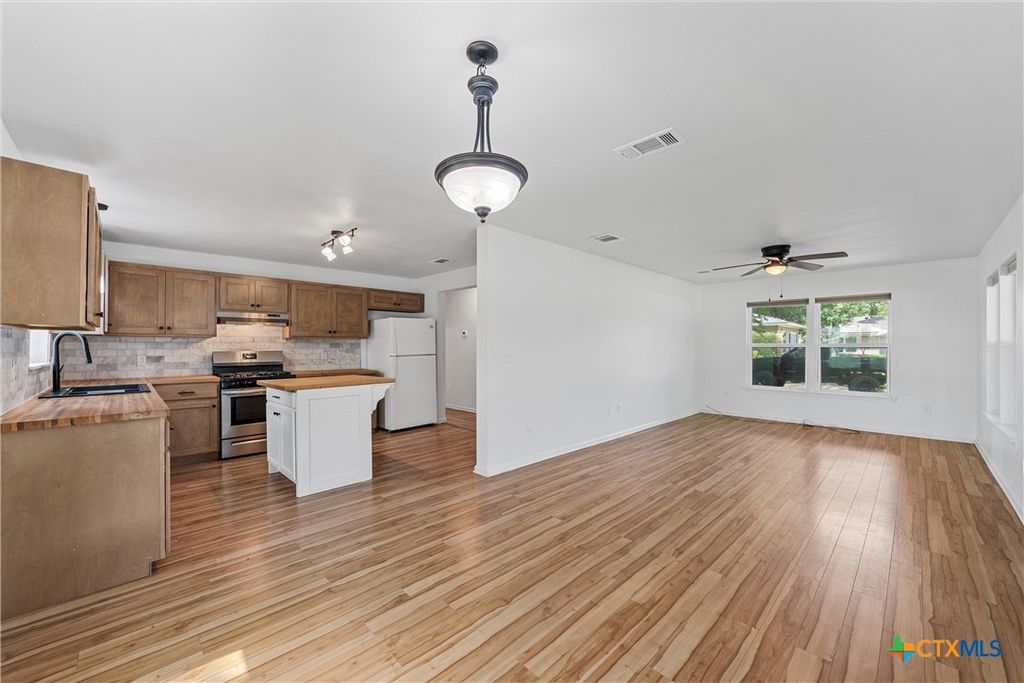 Image 9 of property listing at 407 E 7th Street, Cameron, TX 76520