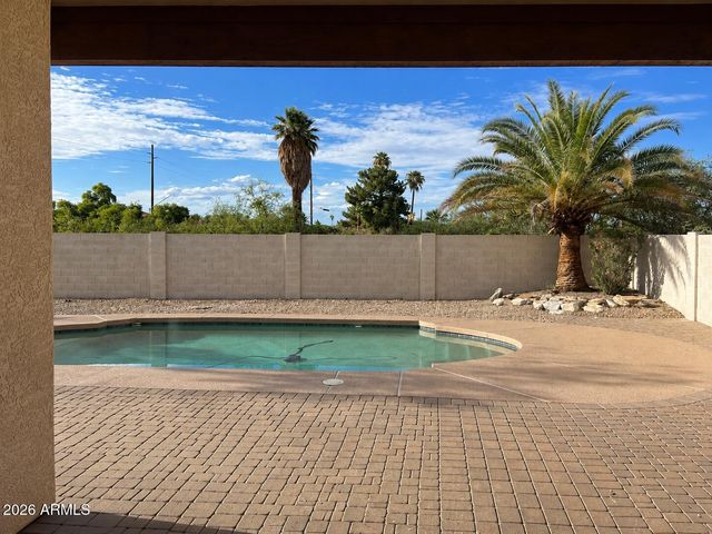 8228 W PALMAIRE Avenue, Glendale, AZ 85303