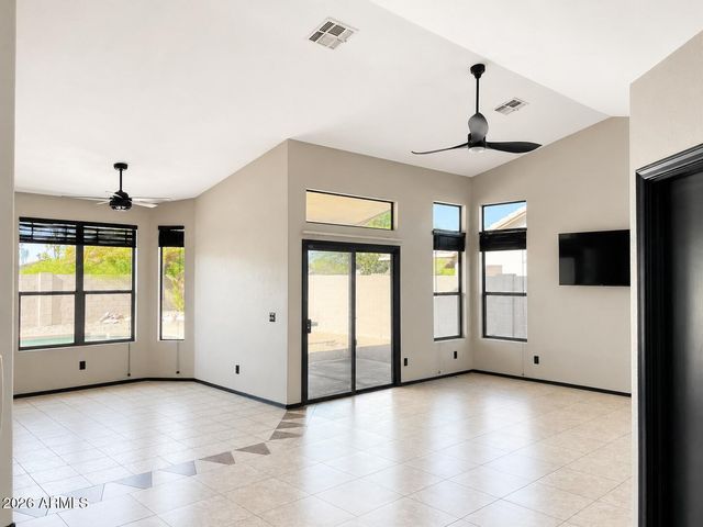 8228 W PALMAIRE Avenue, Glendale, AZ 85303