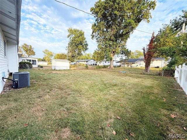 2750 Robert Drive, Florissant, MO 63031