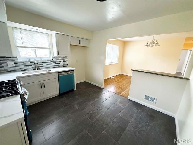 2750 Robert Drive, Florissant, MO 63031