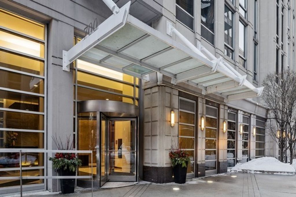 700 N LARRABEE Street 1111, Chicago, IL 60654