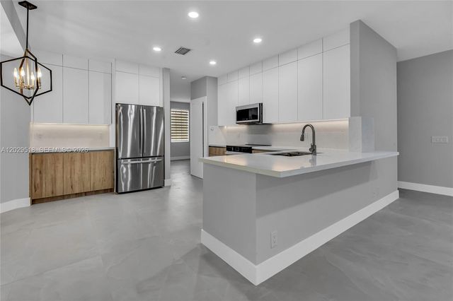 1140 Cedar Falls Dr, Weston, FL 33327