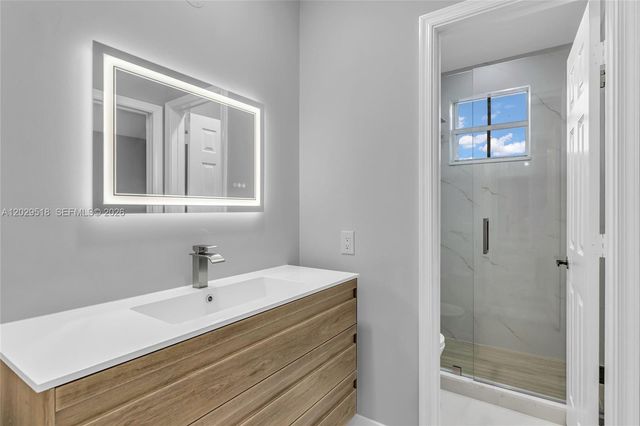 1140 Cedar Falls Dr, Weston, FL 33327
