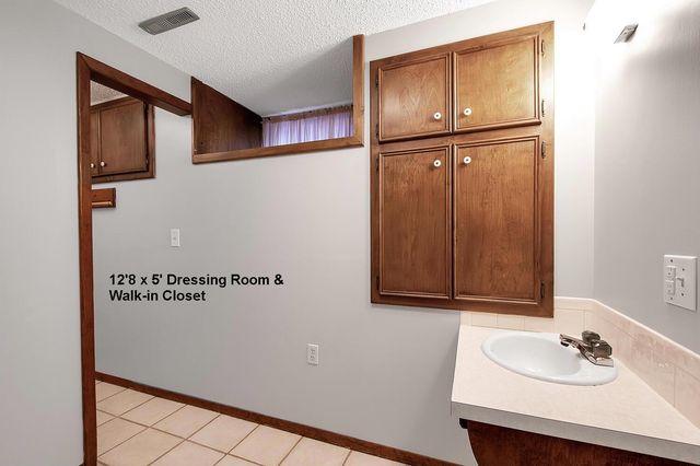 1211 Sunset Dr., Mulvane, KS 67110