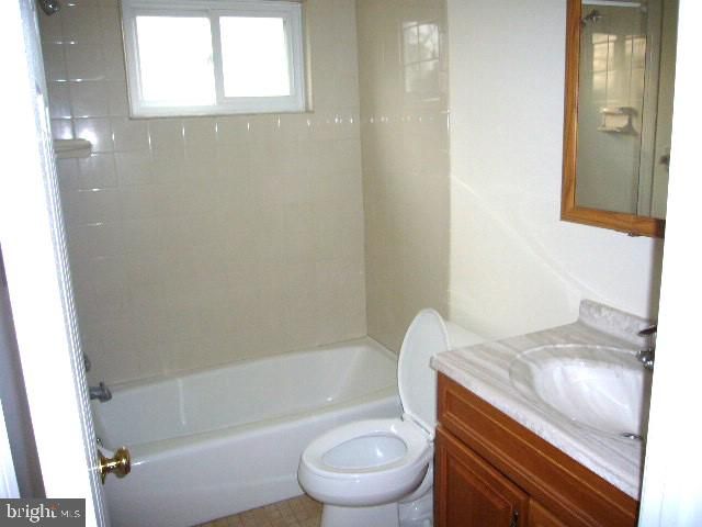 136 E PARK AVE, Sellersville, PA 18960