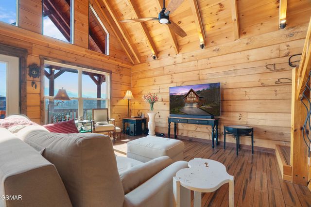 920 W Cedar Lane, Gatlinburg, TN 37738