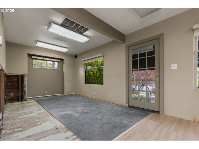 6055 E BURNSIDE St, Portland, OR 97215