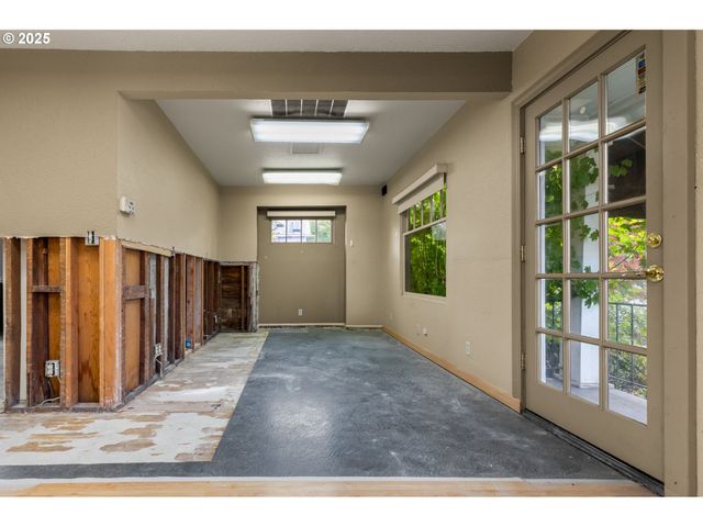 6055 E BURNSIDE St, Portland, OR 97215