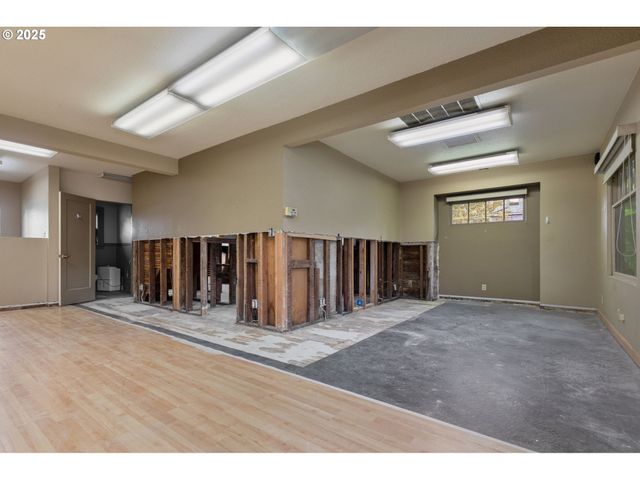 6055 E BURNSIDE St, Portland, OR 97215