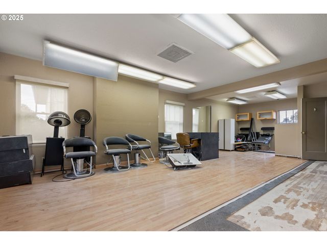 6055 E BURNSIDE St, Portland, OR 97215