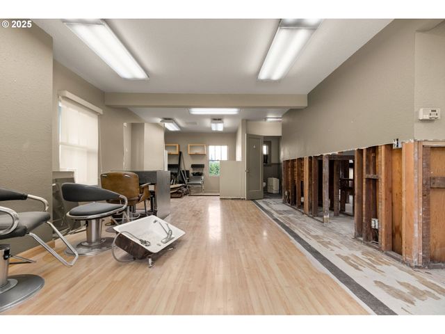 6055 E BURNSIDE St, Portland, OR 97215