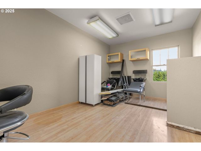 6055 E BURNSIDE St, Portland, OR 97215