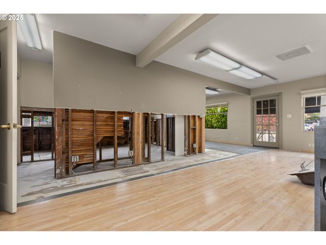 6055 E BURNSIDE St, Portland, OR 97215