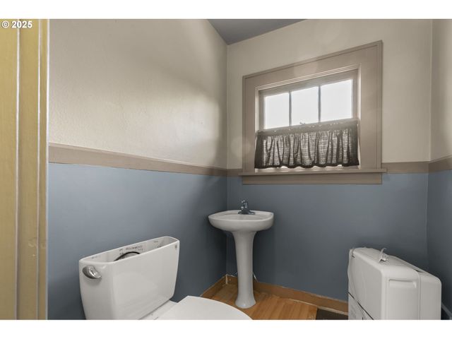 6055 E BURNSIDE St, Portland, OR 97215