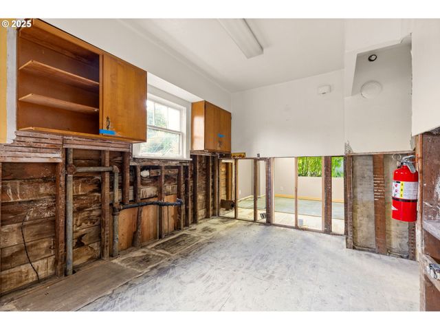 6055 E BURNSIDE St, Portland, OR 97215