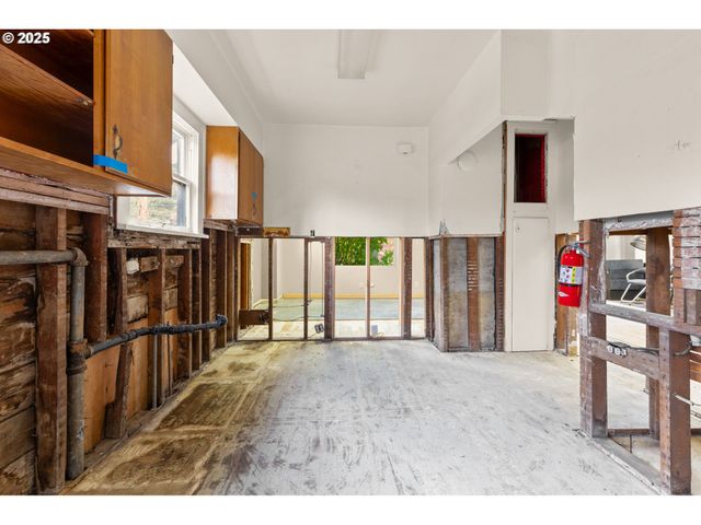 6055 E BURNSIDE St, Portland, OR 97215