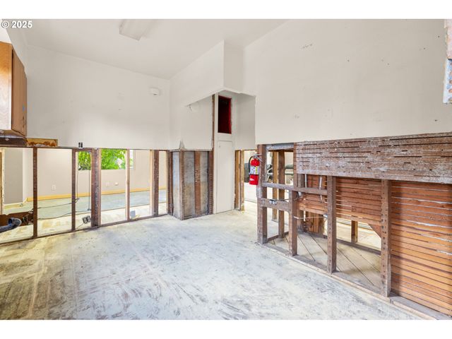 6055 E BURNSIDE St, Portland, OR 97215