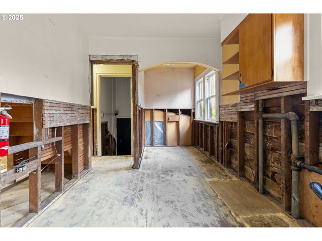 6055 E BURNSIDE St, Portland, OR 97215