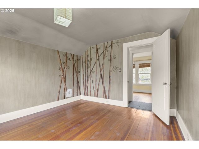 6055 E BURNSIDE St, Portland, OR 97215