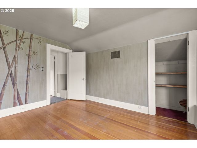 6055 E BURNSIDE St, Portland, OR 97215